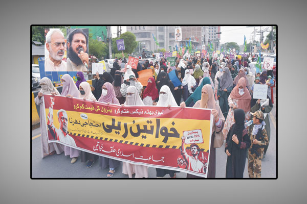 فیصل آباد: جماعت اسلامی حلقہ خواتین کے تحت مہنگائی وپیٹرولیم لیوی کے خلاف احتجاجی مظاہرسے صوبائی امیر جاوید قصوری اور محبوب الزماں بٹ خطاب کررہے ہیں