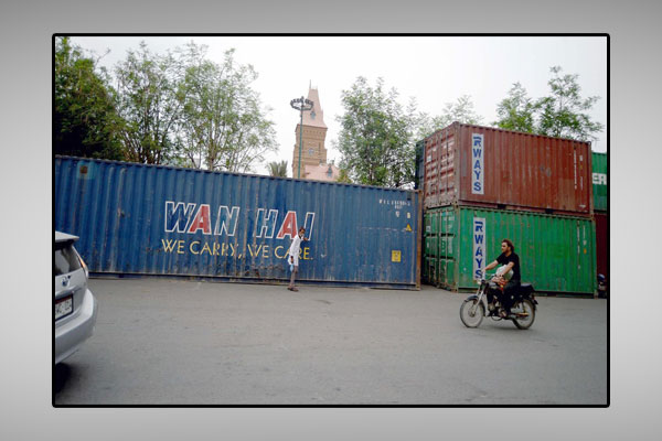چہلم شہدائے کربلا کے پیش نظر صدر میں کنٹینرز لگا کرسڑک کو بند کردیا گیا ہے