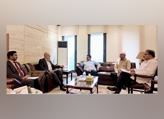 اسلام آباد: وزیرتجارت جام کمال سے پی سی ایم اے کے پیٹرن انچیف عبداللطیف‘ریاض احمد‘ عثمان اشرف ملاقات کررہے ہیں