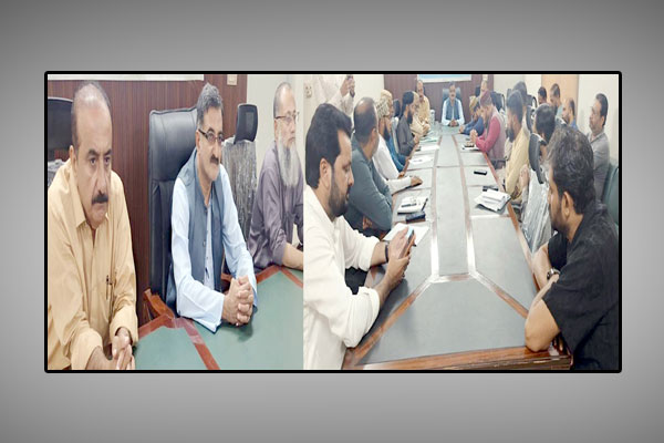 قائم مقام چیئرمین ماڈل کالونی فیصل باسط و دیگر ذمے داران ربیع الاوّل کی آمد سے قبل تیاریوں کا جائزہ لینے کے لیے اہلسنت تنظیموں کے نمائندگان کے اجلاس کی صدارت کررہے ہیں