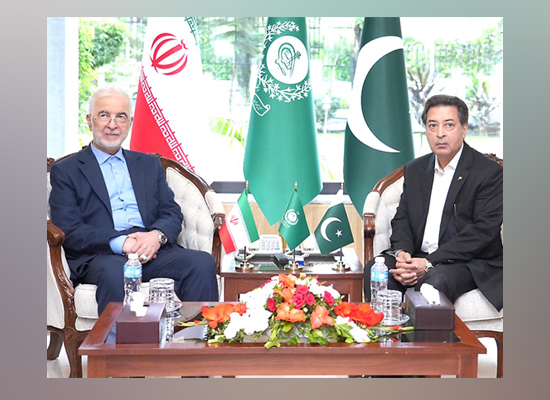 اسلام آباد: چیف الیکشن کمشنر سکندر سلطان راجا سے ایرانی وزیر داخلہ ملاقات کر رہے ہیں