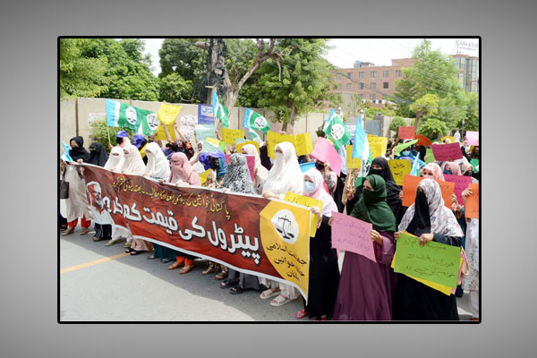 ملتان : جماعت اسلامی حلقہ خواتین کی جانب سے مہنگائی وپیٹرولیم لیوی کے خلاف احتجاجی مظاہرہ کیا جارہا ہے