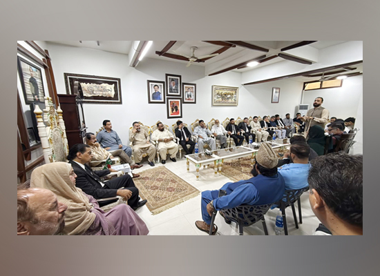 کراچی: پاکستان تحریک انصاف کے مرکزی سیکرٹری جنرل سلمان اکرم راجا پی ٹی آئی سندھ کے صدر حلیم عادل شیخ کے بھائی کے انتقال پر اظہارتعزیت کے بعد میڈیا سے بات چیت کرر ہے ہیں