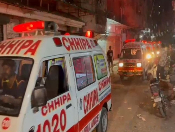 کراچی: ڈیفنس کے علاقے  میں تیز رفتار ڈالے کی ٹکر سے پھول فروش جاں بحق، بیٹا زخمی