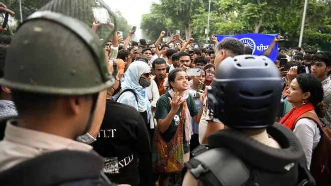حکومت سے کامیاب مذاکرات، کاکروچ جنتا پارٹی نے احتجاج ختم کر دیا