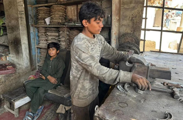 لیڈ پوائزننگ خاموش خطرہ، والدین کو بچوں کی حفاظت کے لیے نئی ہدایات