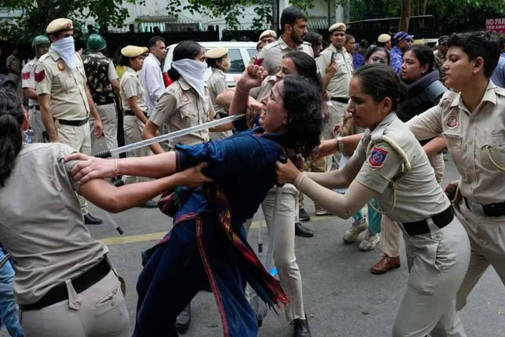 بھارت میں تعلیمی اصلاحات کے لیے احتجاج، پولیس کے ساتھ جھڑپوں میں سیکڑوں افراد زخمی