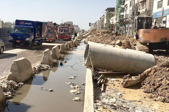 کراچی کے یونیورسٹی روڈ کی تعمیر مکمل نہ ہونے پر بارشوں میں ڈیزاسٹر کا خطرہ 
