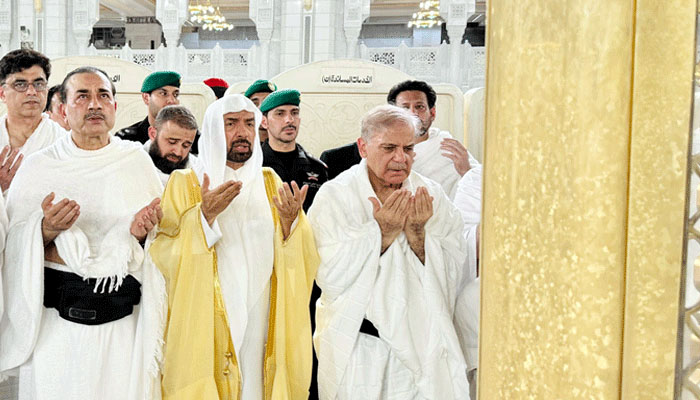وزیراعظم کا دورہ سعودیہ، فیلڈ مارشل کے ہمراہ عمرہ کی ادائیگی، ملک کیلئے خصوصی دعائیں