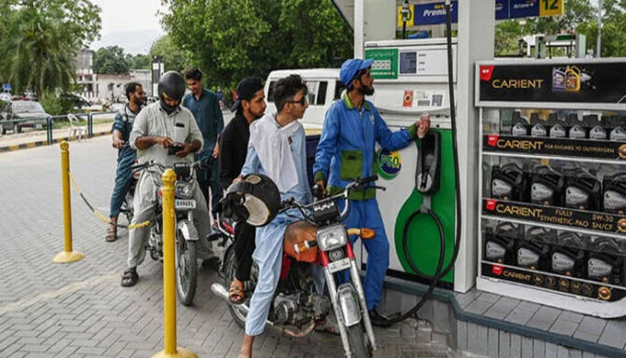 پیٹرول،ڈیزل سستا،آج بروز ہفتہ نئی قیمتیں جانئے
