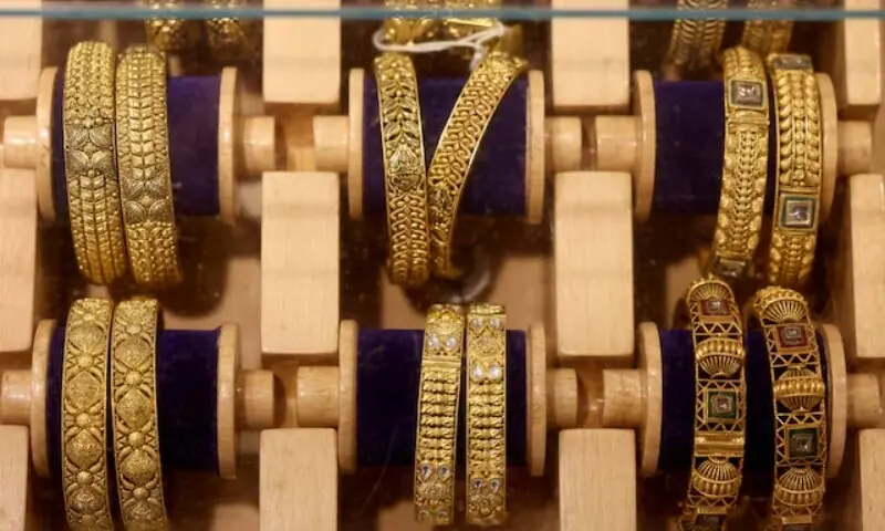 gold climbs back
