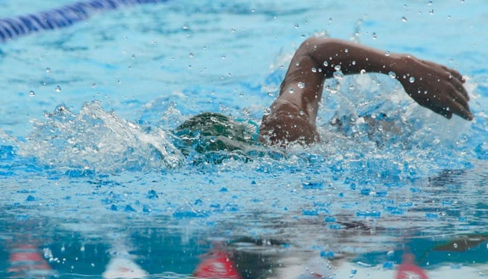 800 young swimmers