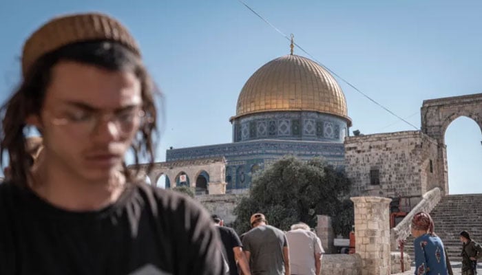 2300 israeli settlers