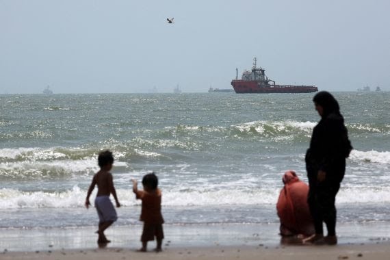 iran warns oman