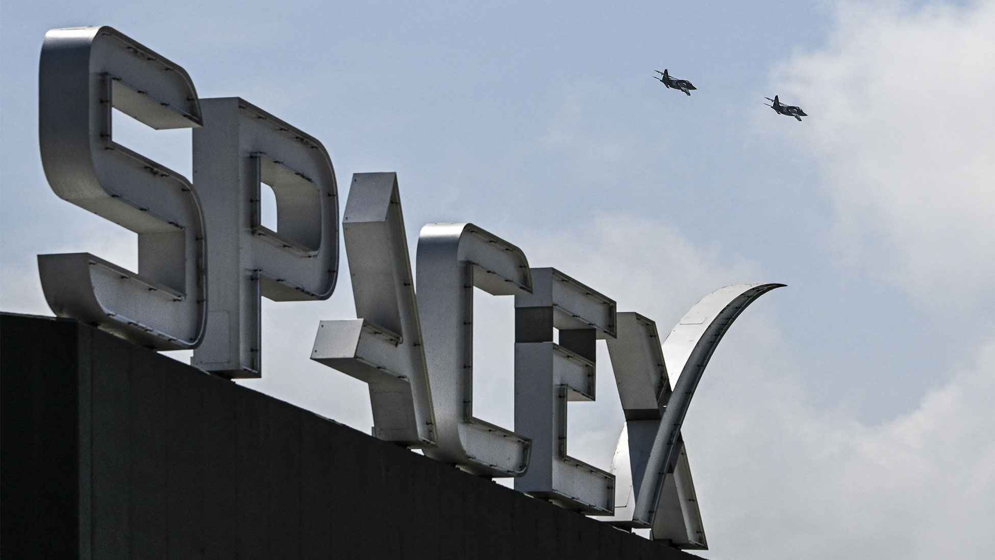 spacex warns investors