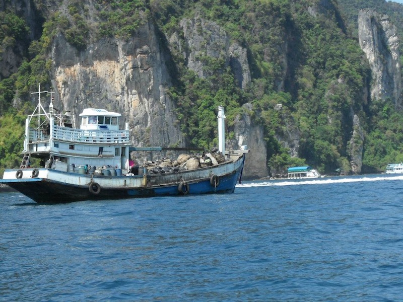 tour speedboat collides