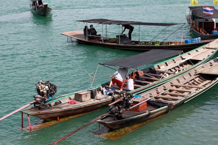 boat crashes into