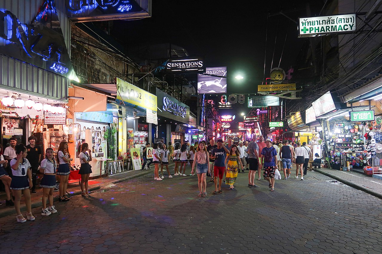 pattaya policeman shoots