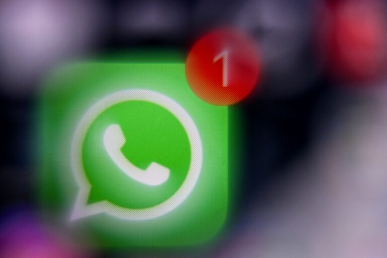whatsapp notifies hundreds