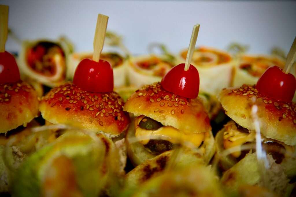 5 Reasons to Choose Burger Catering Boxes for Your Next Event