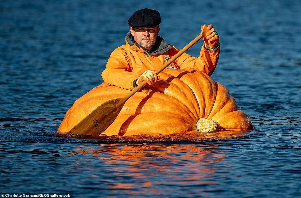 He grew a 1.364 lbs pumpkin and then used it as a boat