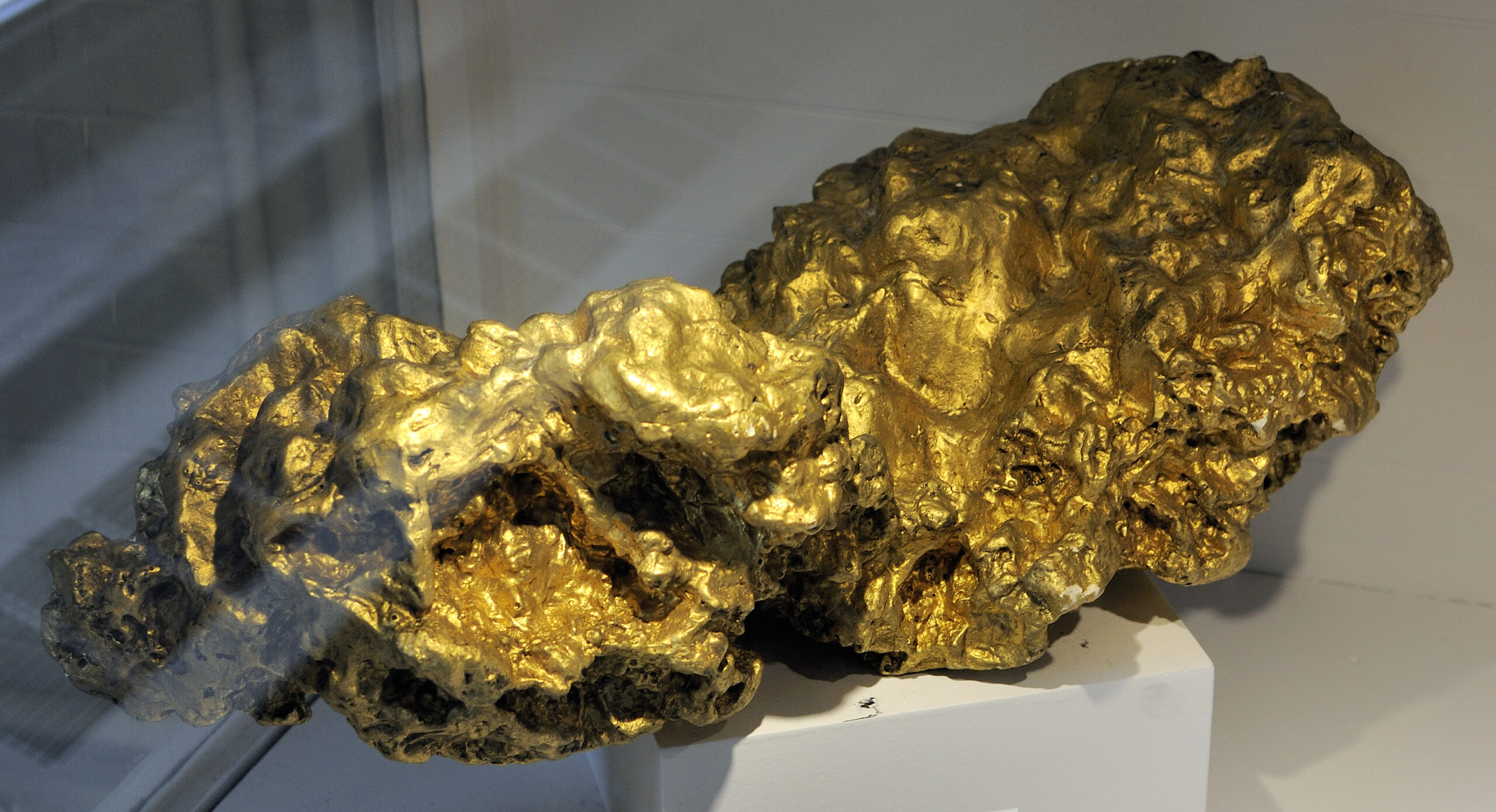 Harvard Museum of Natural History. Welcome Nugget 28DerHexer29 2012 07 20.jpg