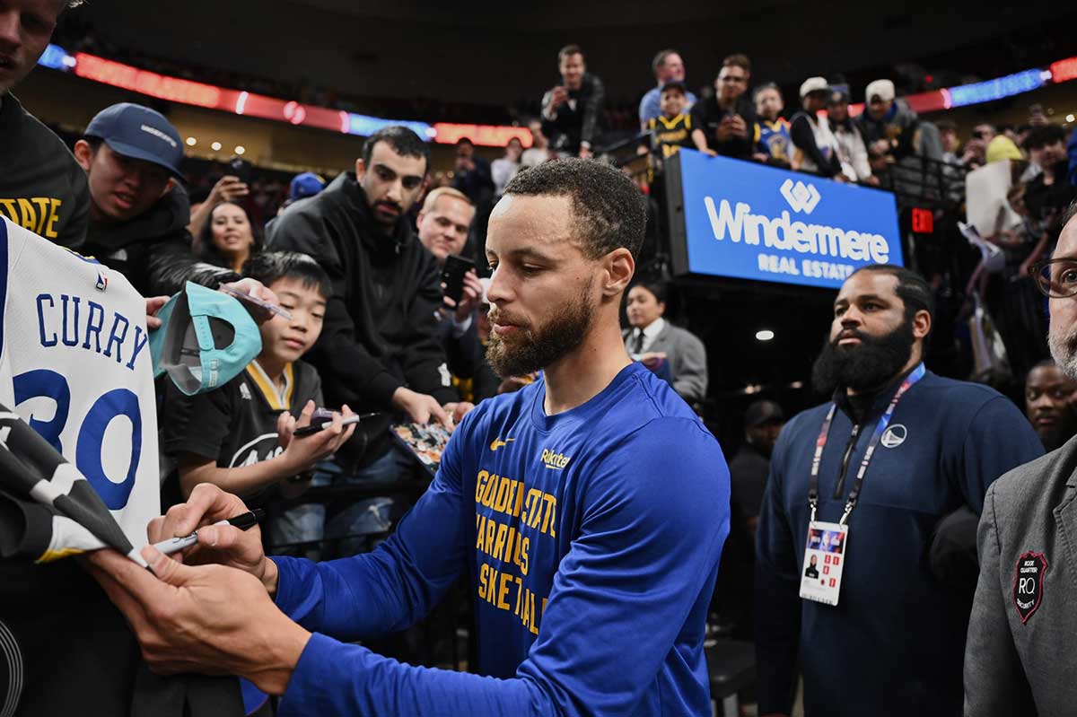 Stephen Curry signing autographs.jpg