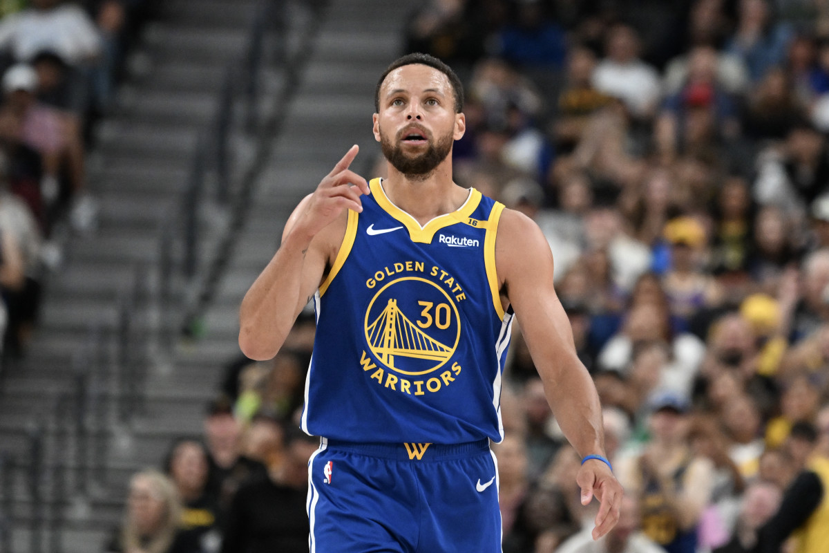 curry points to sky vs lakers usa today.jpg