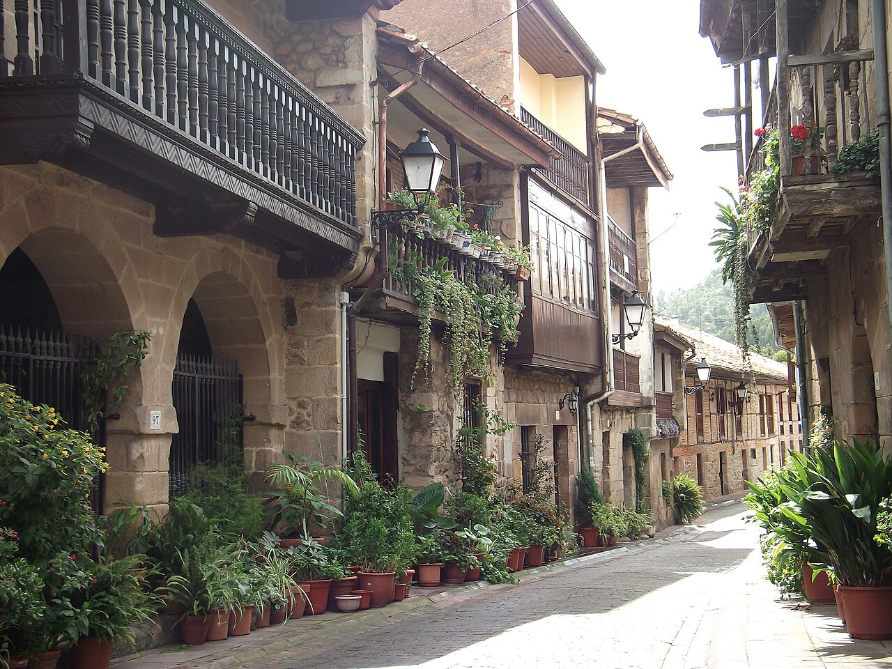 1 Cartes Calle principal de la Villa de Cartes.jpg