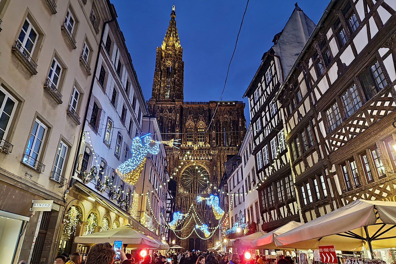 1 Estrasburgo 1 Christmas decorations in Strasbourg 53447050085.jpg