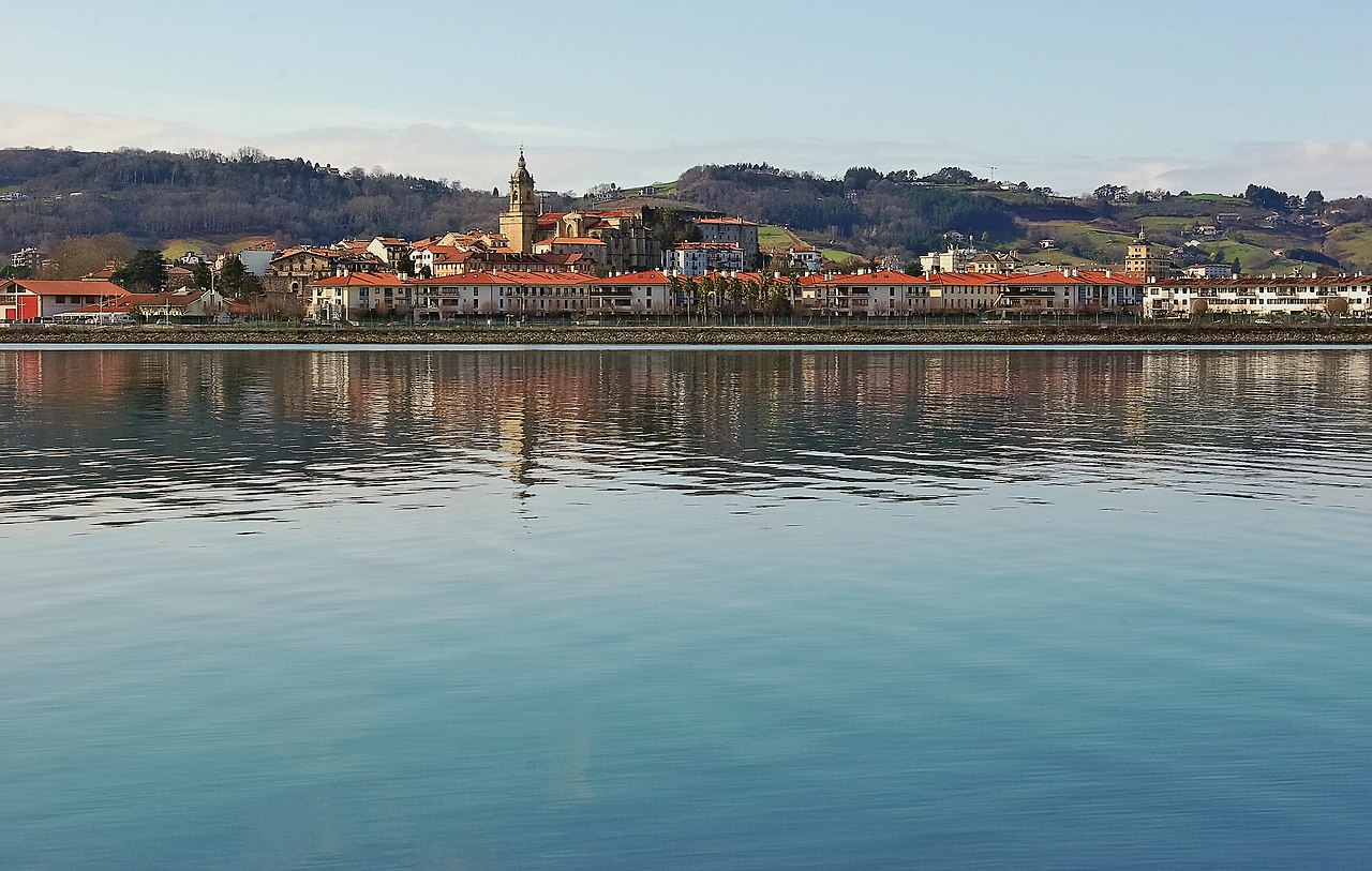 1 Fontarrabie depuis Hendaye 2012.jpg