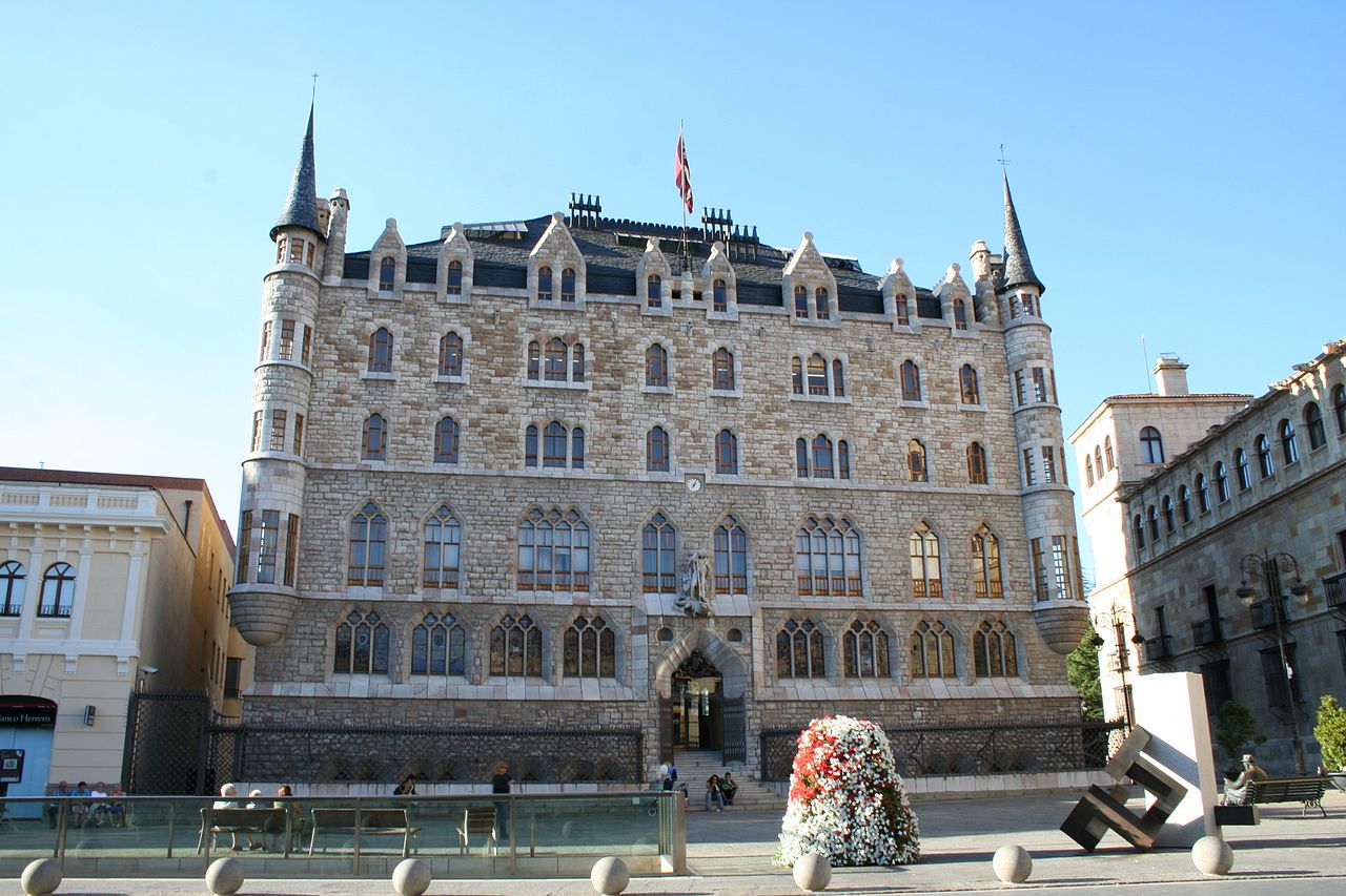 1 Gaudi Casa Botines 1.jpg