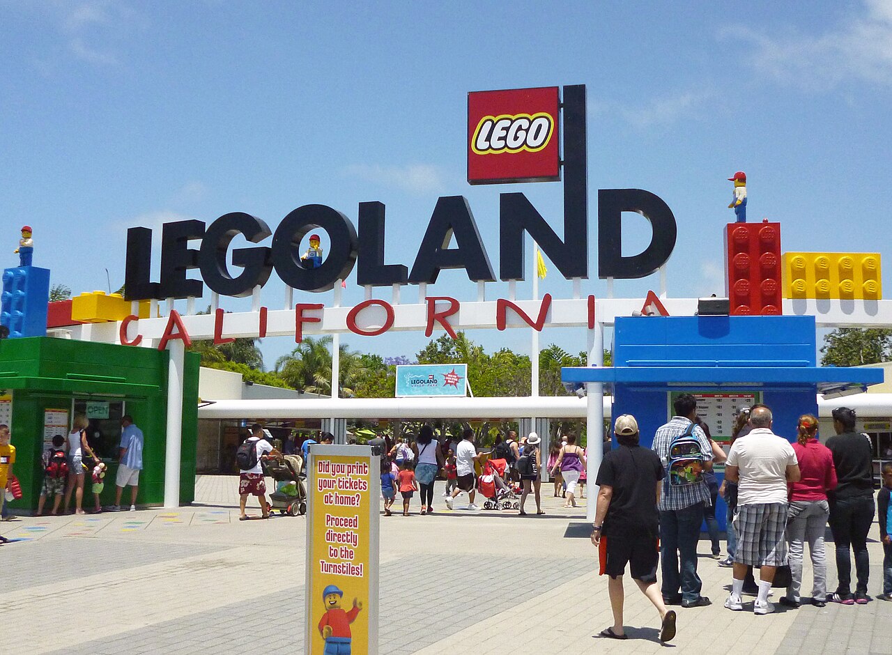 1 Legolandcaliforniaentrance 1.jpg