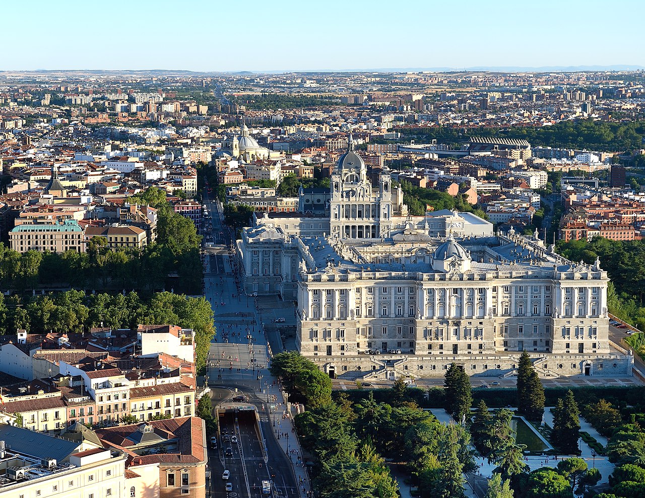 1 Palacio Real de Madrid Julio 2016.jpg