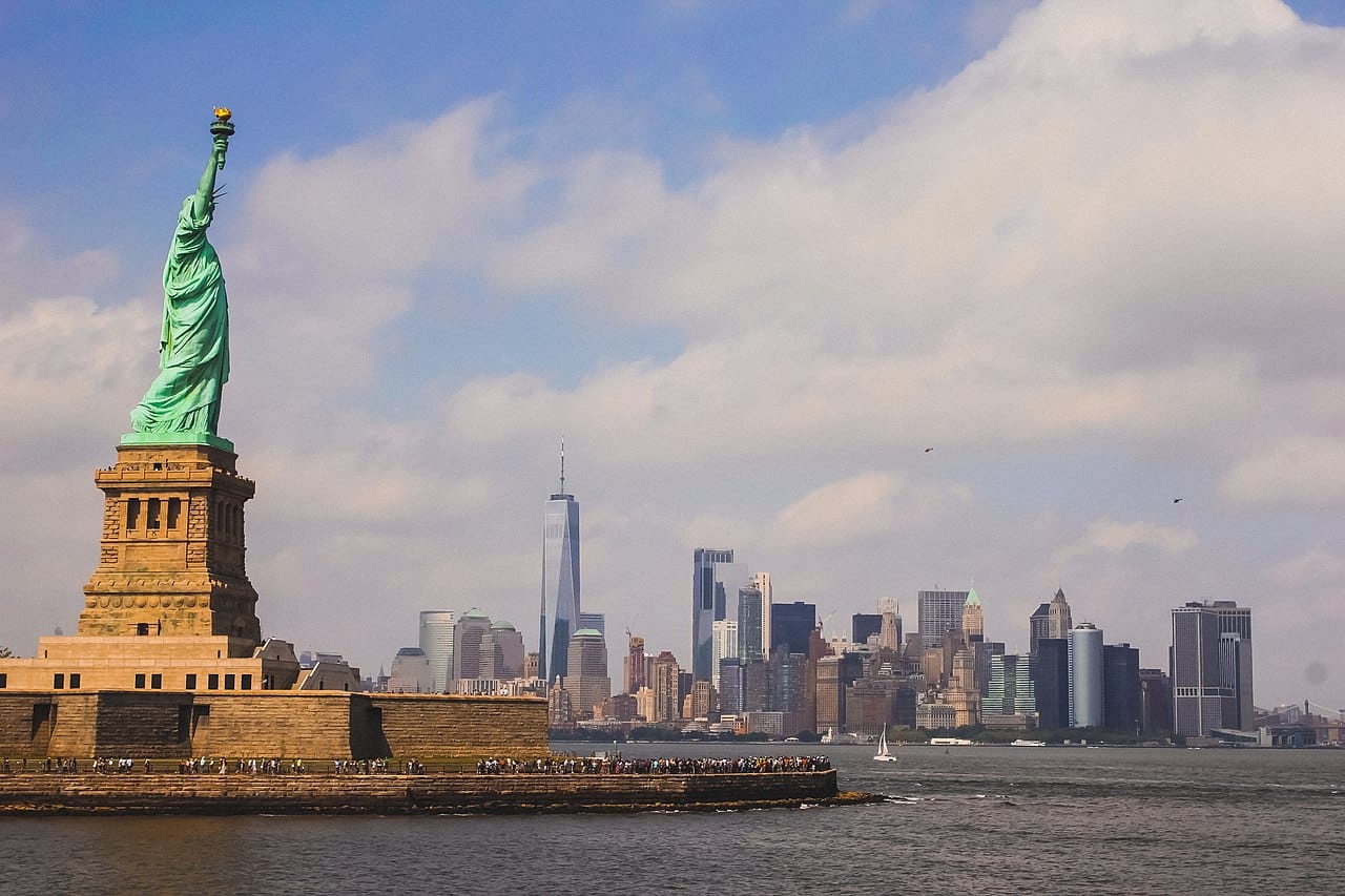 1 Statue of Liberty overlooking lower Manhattan.jpg