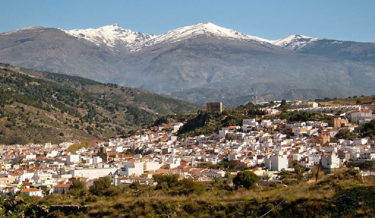1 Velez de Benaudalla la Sierra Nevada en arriere plan.jpg