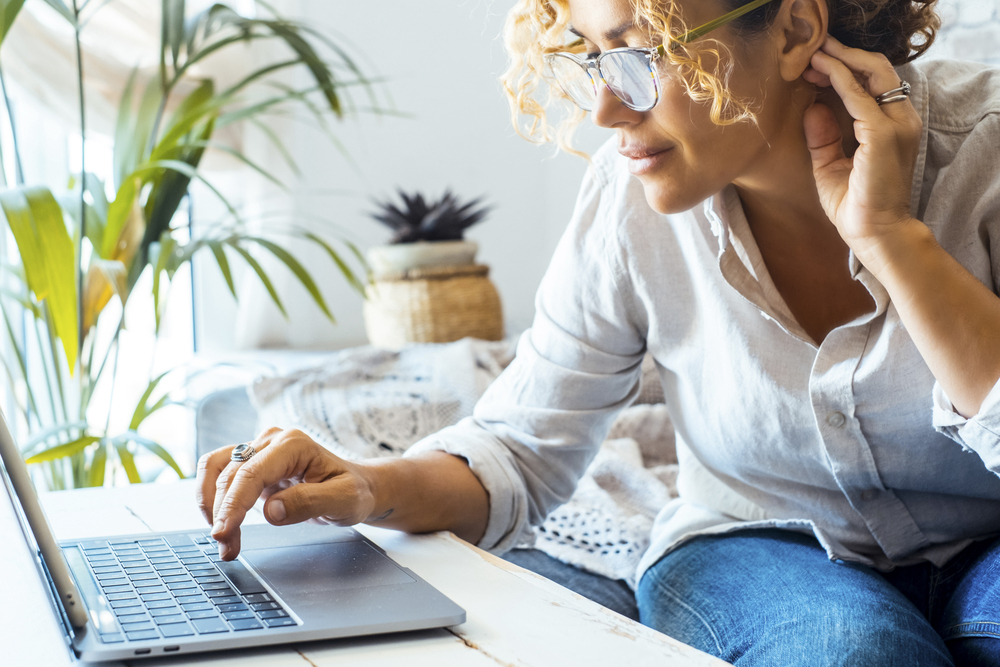 Woman looking for work from home jobs that pay daily.png