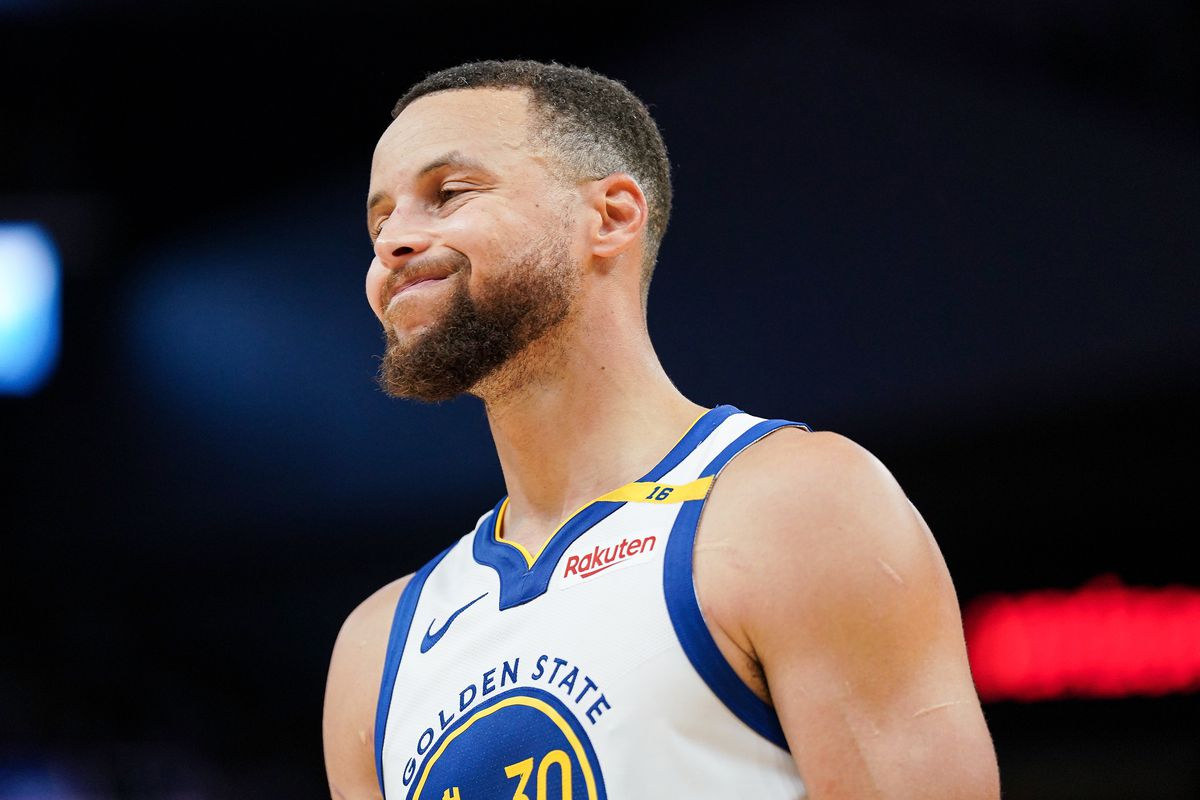 stephen curry chan thuong co chan warriors nba 2024 25 1.jpg