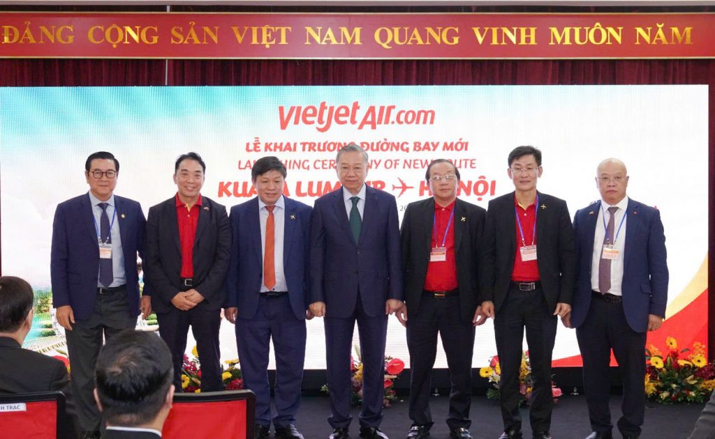 Vietnams General Secretary To Lam along with high ranking delegates from Vietnam and Malaysia and Vietjets leaders perform the ceremony to inaugurate the new Hanoi Kuala Lumpur route 1024x630.jpg