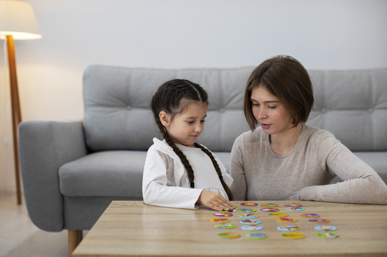 mother girl playing game medium shot (1)