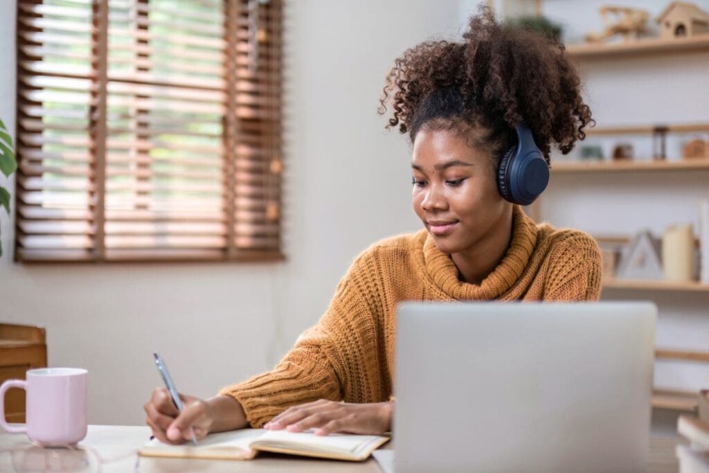 13 Side Hustles for College Students1 1024x683.jpg