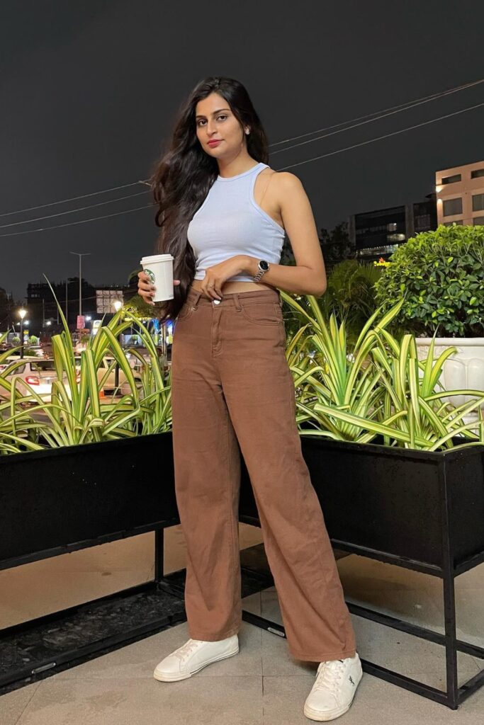 Brown Pants Outfits 1 683x1024.jpg