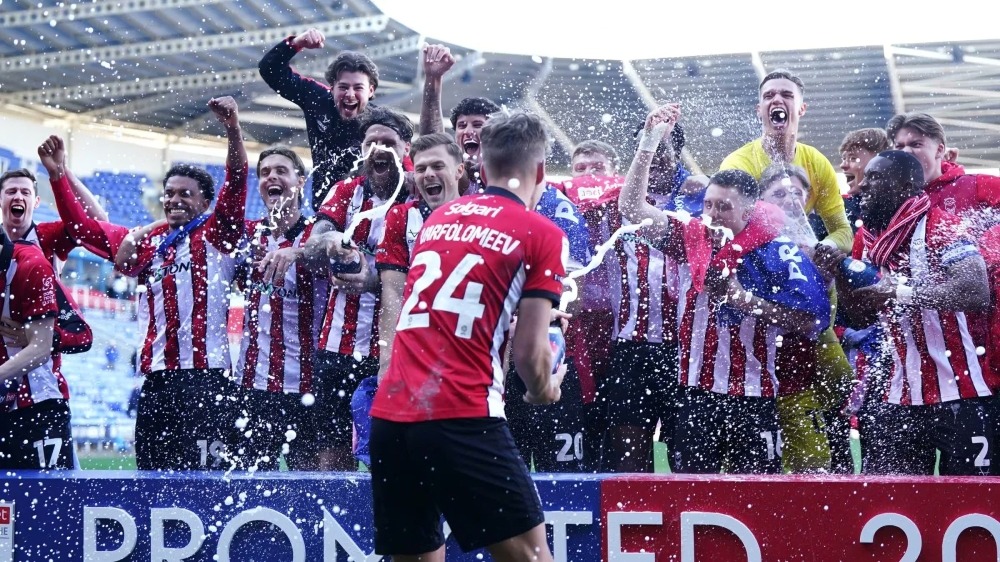 Lincoln City thang hang Championship sau 65 nam cho doi day cam xuc 1.jpg