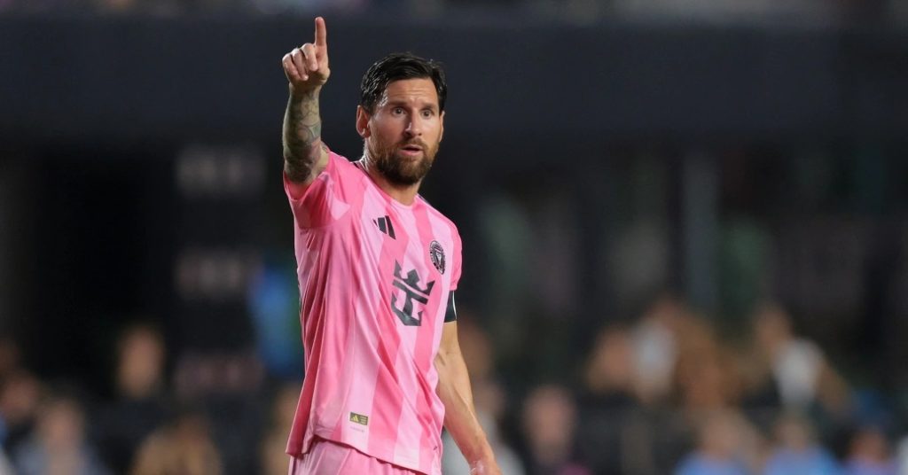 Messi Than Trong Tung Buoc Mot 1024x536.jpg