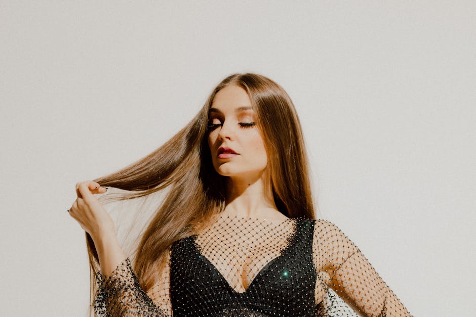 Sabrina Carpenter Headlines Coachella, Bringing Sexy Pop Hits, Old Hollywood Flair and a Bizarre Susan Sarandon Monologue to the Desert – Variety