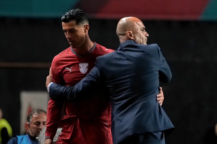 Cristiano Ronaldo va bai toan nhan su cua Roberto Martinez.jpg