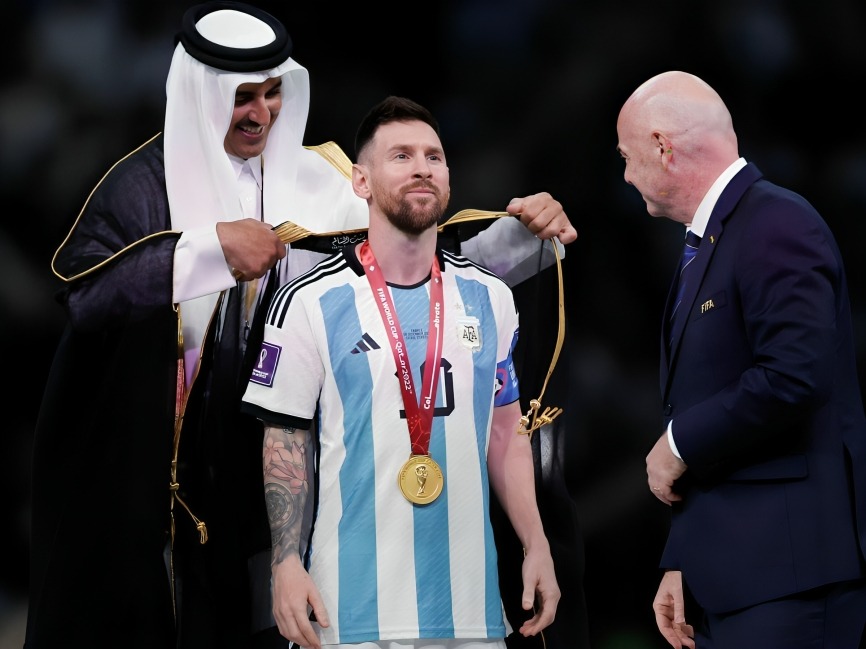 Lionel Messi va khoanh khac hoan tat bong da World Cup 2022.jpg