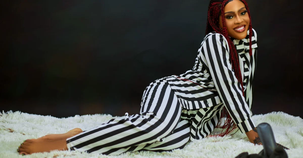 20 Black And White Striped Shirt Outfit Ideas You’ll Love 2 black white striped