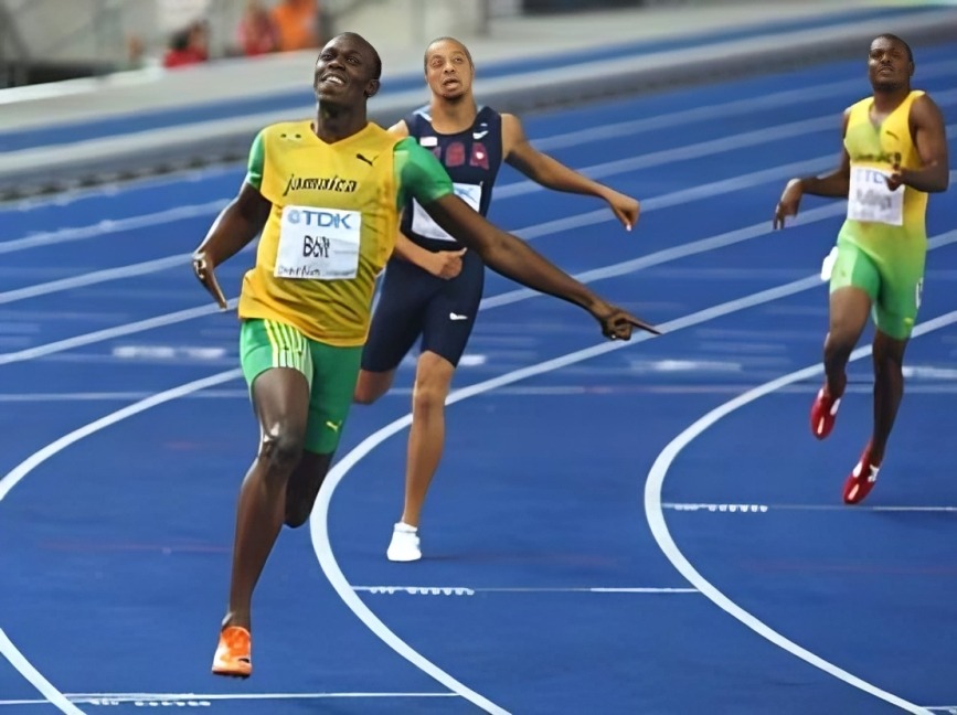 Bolt con giu ky luc the gioi chay 200m.jpg