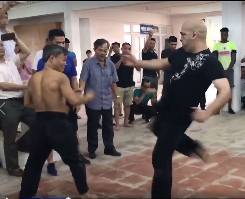 Tran giao dau voi Pierre Francois Flores nam 2017 2.jpg
